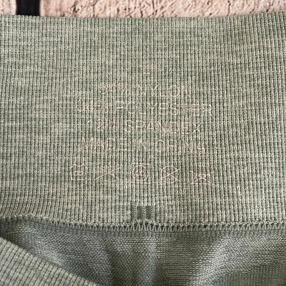 NWOT! Women’s light green camo butt lift biker shorts Large - Picture 3 of 3